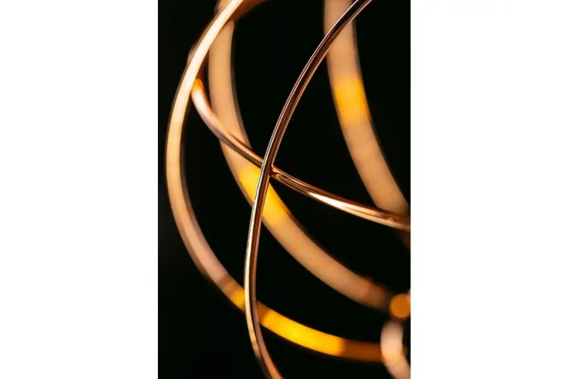 Decorul lămpii suspendate Viela, în formă de sferă, realizată dintr-un fir de cupru, are un diametru de 27,5 cm.