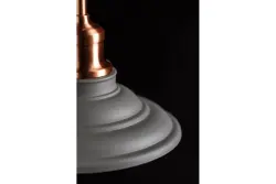 Decorațiunea Loret este un lămpadar gri atemporal cu diametru de 20,5 cm.