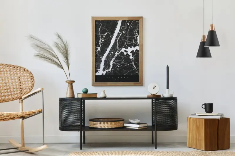 Decorațiunea Gianni este un elegant lustru suspendat, cu diametrul de 22 cm, din cupru negru, cod 9974.