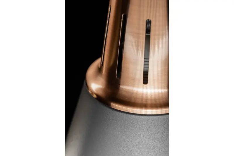 Decorul Gianni este un elegant lămpadar suspendat, de culoare gri cu accente de cupru, cu diametrul de 22 cm.