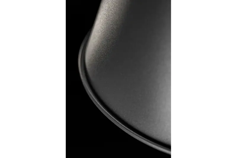 Decorul Gianni este un elegant lămpadar suspendat, de culoare gri cu accente de cupru, cu diametrul de 22 cm.