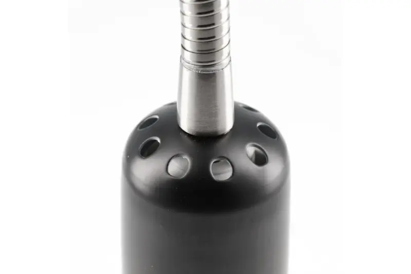 Decorațiunea lămpii de perete negre Etore cu braț metalic, cu diametrul de 11 cm, fabricată în anul 1860.