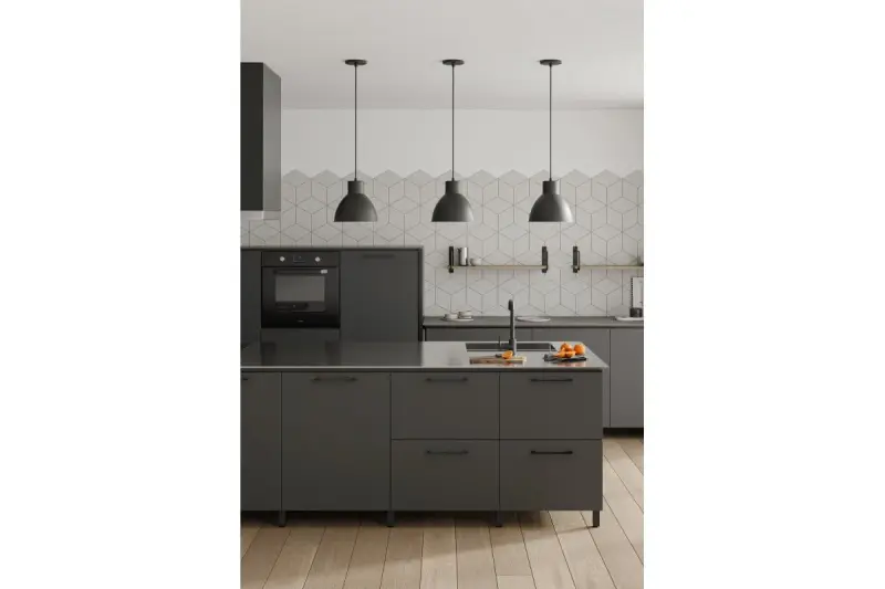 Decorațiunea pendul Dante, de culoare neagră mată, cu interiorul alb, are un diametru de 27,5 cm. 2119.