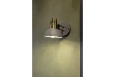 Decorul Artemia este un elegant lămpășel de perete antracit, cu braț metalic, având un diametru de 16,5 cm. Preț: 2195 lei.