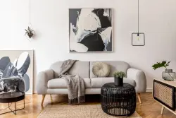 Decorul Lija este un lustru negru cu un singur punct de suspensie și formă pătrată, model 2614.