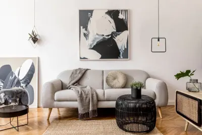 Decorul Lija este un lustru negru cu un singur punct de suspensie și formă pătrată, model 2614.