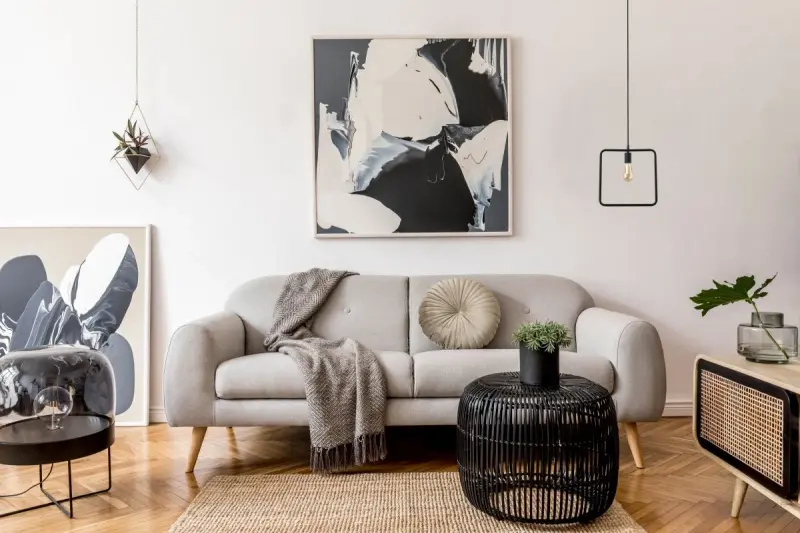 Decorul Lija este un lustru negru cu un singur punct de suspensie și formă pătrată, model 2614.