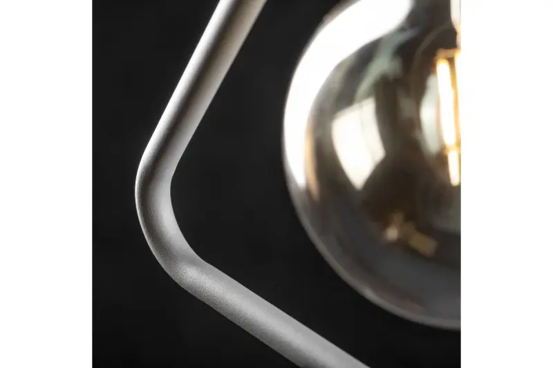 Decorul Gija este un candelabru suspendat, având forma unei triunghiuri monocrome gri, cu un singur vârf.