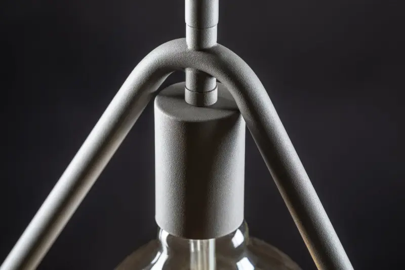 Decorul Gija este un candelabru suspendat, având forma unei triunghiuri monocrome gri, cu un singur vârf.