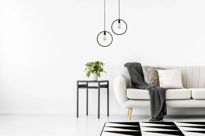 Decorațiunea Fija este un lămpadar suspendat de culoare neagră, rotund, cu un singur punct de lumină, modelul 2805.