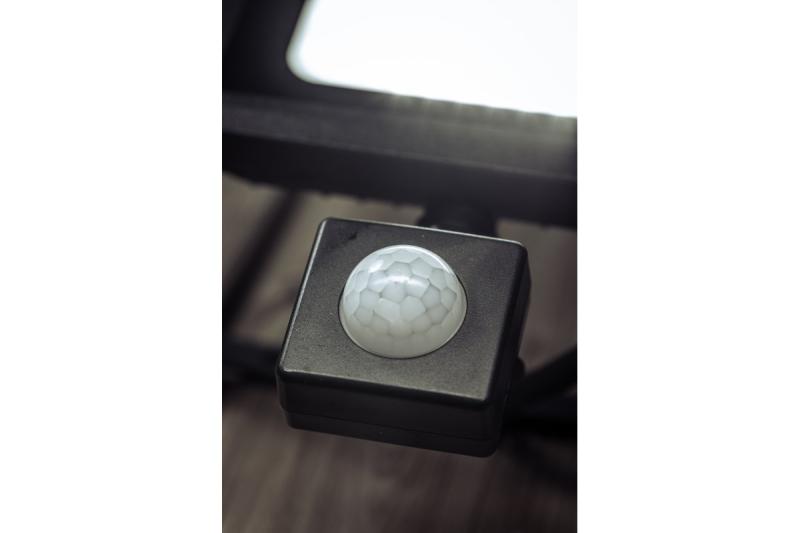 Proiector LED iNEXT cu senzor de mișcare 20W 1600lm, PF>0,9, RA>80, IP65, 120°, 6400K, corp negru 1208962859