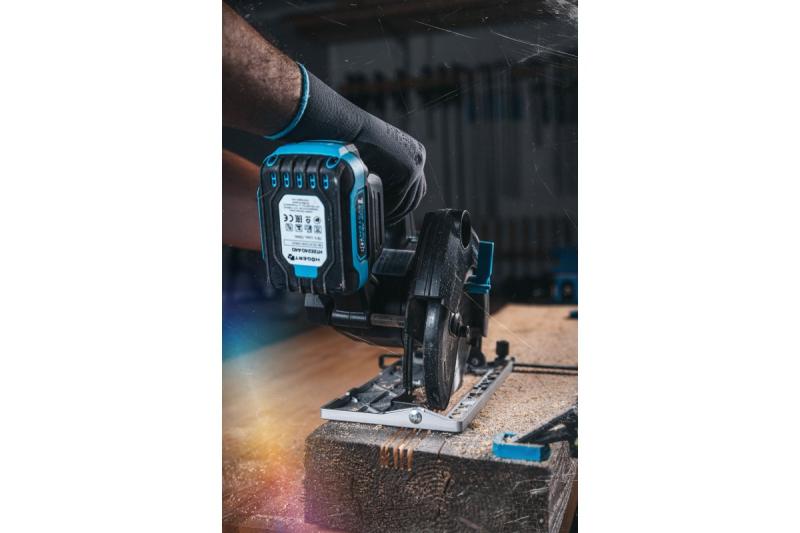 Fierăstrău circular cu acumulator HÖGERT, 18V, fără acumulator, cu racord pentru aspirator.