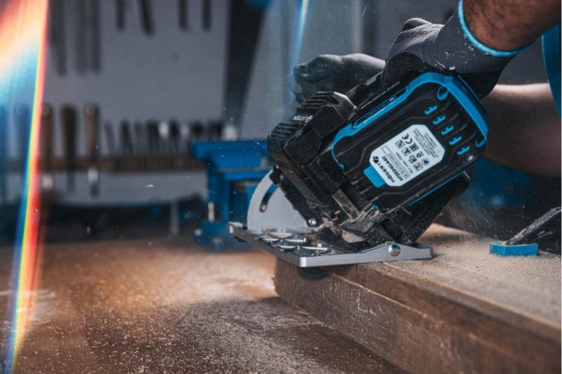 Fierăstrău circular cu acumulator HÖGERT, 18V, fără acumulator, cu racord pentru aspirator.