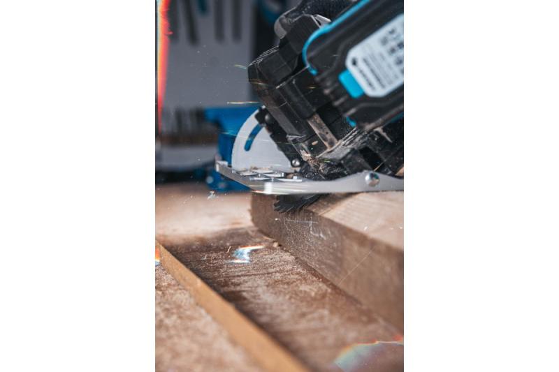 Fierăstrău circular cu acumulator HÖGERT, 18V, fără acumulator, cu racord pentru aspirator.