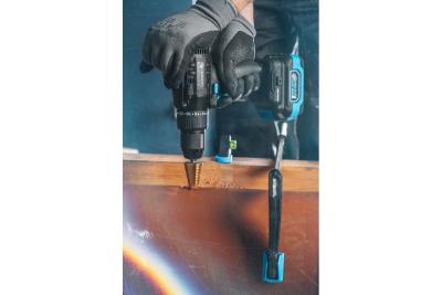 Set de șurubelnițe cu acumulator fără perii HÖGERT, 18V, cu suport pentru biți, magazie de biți, încărcător și baterie.
