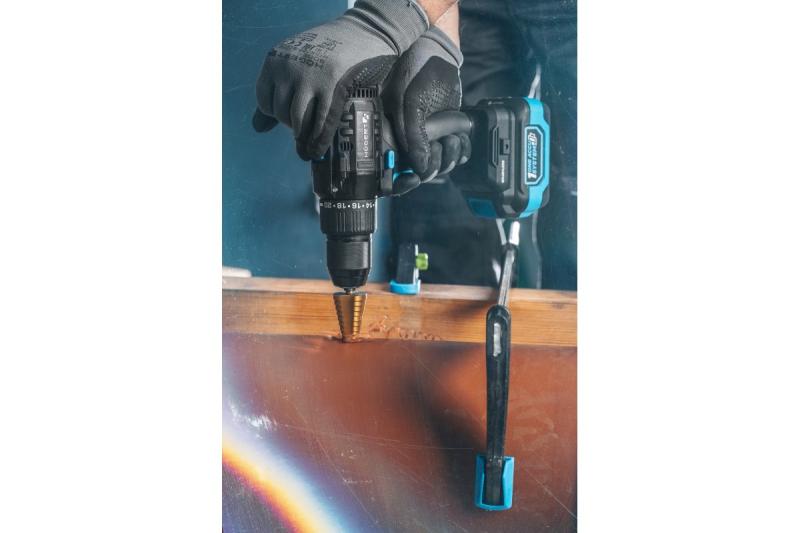 Set de șurubelnițe cu acumulator fără perii HÖGERT, 18V, cu suport pentru biți, magazie de biți, încărcător și baterie.