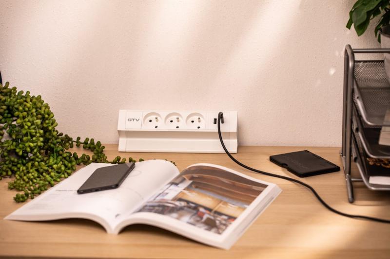 Priză mobilier Basco, 3 x priză cu împământare, USB A+C, cablu de 1,5m, alb cu montare