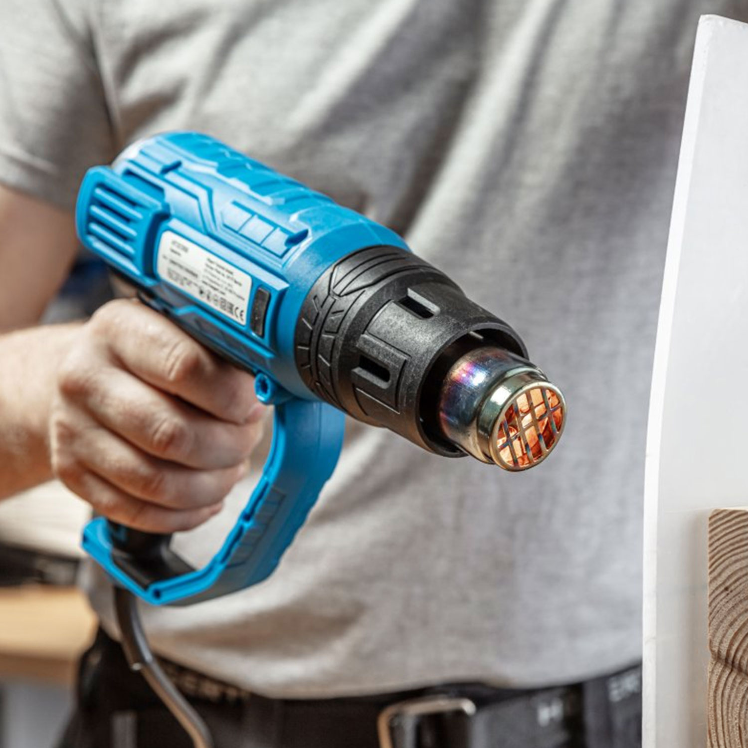 De la Pistolul de aer cald la Ridicătorul de gresie: Unelte electrice care economisesc timp și finisează rezultatele
