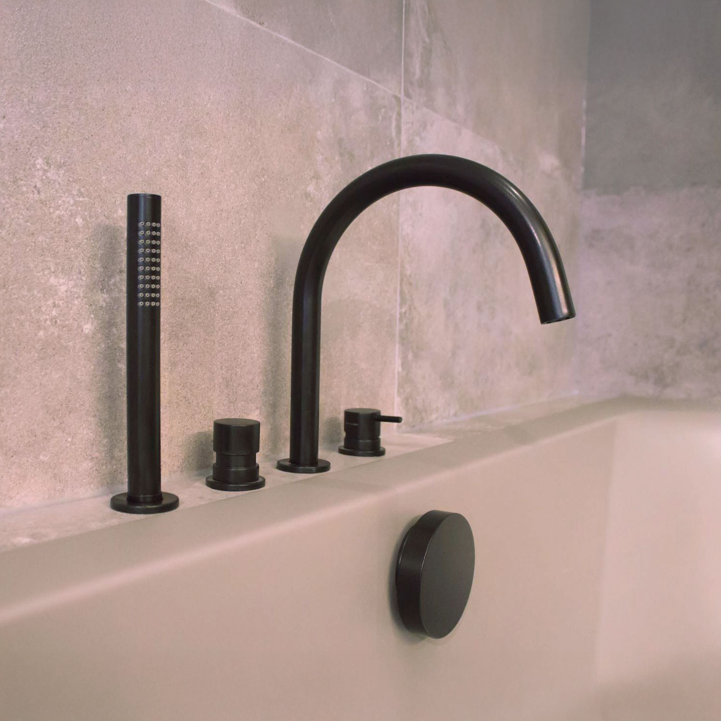 Baterie neagră de bucătărie, baterie neagră pentru baie, robinet negru pentru duș și robinet negru pentru chiuvetă de la Waterevolution